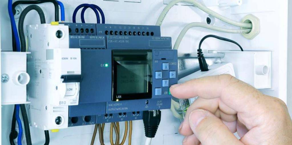 نقش PLC در اتوماسیون صنعتی: مغز متفکر کارخانه‌های هوشمند